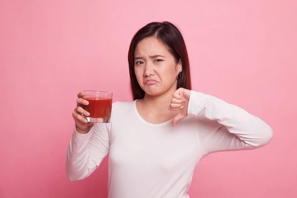 Asian woman thumbs down  hate tomato juice. — Stock Photo, Image