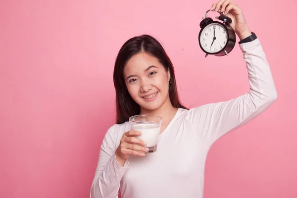 Saludable mujer asiática bebiendo vaso de leche celebrar reloj . — Foto de Stock