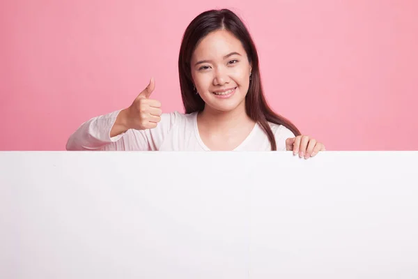 年轻的亚裔女子拇指拿着空白符号. — 图库照片
