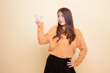 Genç Asyalı kadın gülümseme ve nokta.