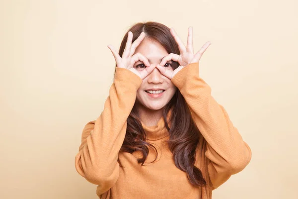 Asian woman do funny  double OK sign as glasses. — Stock Photo, Image