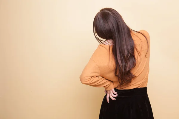 Giovane donna asiatica ha mal di schiena . — Foto Stock