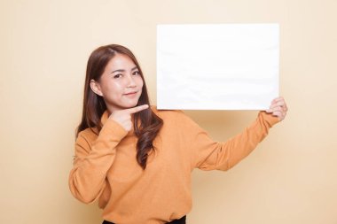 Boş işaret noktasına genç Asyalı kadın.