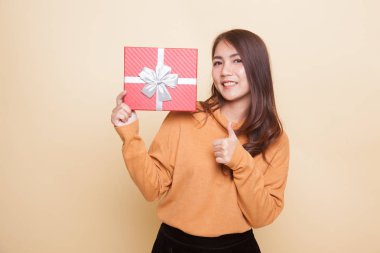 Genç Asyalı kadın Yaşasın bir hediye kutusu ile.