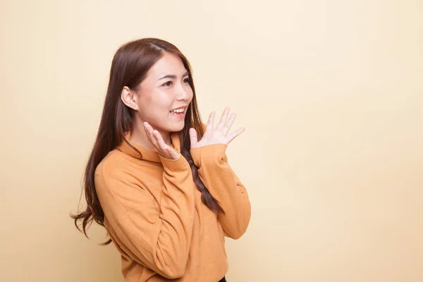 Giovane donna asiatica è sorpresa e sorridere . — Foto Stock