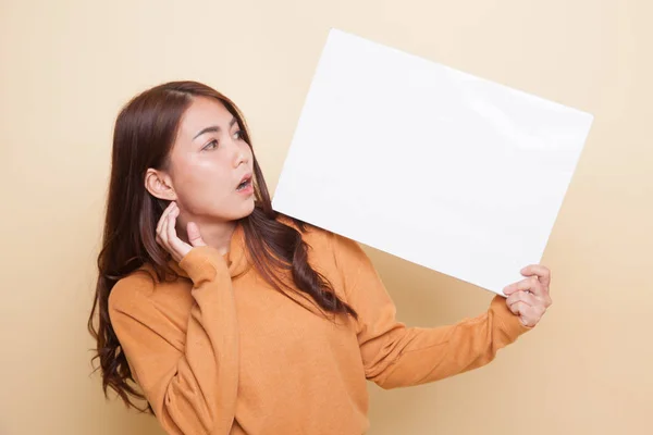 Joven mujer asiática sorpresa con blanco en blanco signo . —  Fotos de Stock