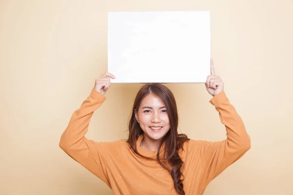 Joven mujer asiática con blanco signo en blanco . — Foto de Stock