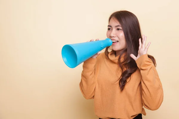 Belle jeune femme asiatique annoncer avec mégaphone . — Photo