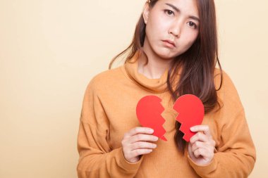 Güzel genç Asyalı kadın ile kırık kalp.