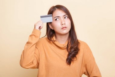 Genç Asyalı kadın düşünün boş bir kart ile.