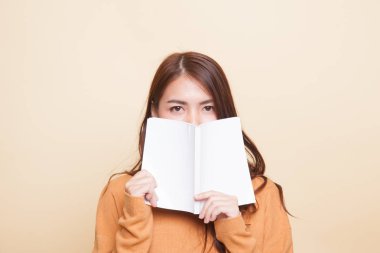 Kitaplı genç Asyalı kadın..