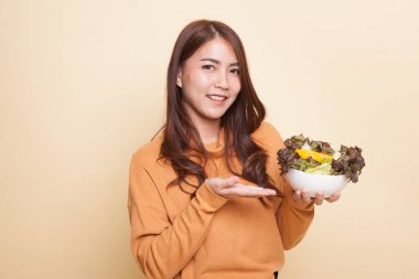 Salata sağlıklı Asyalı kadın.