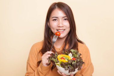 Salata sağlıklı Asyalı kadın.