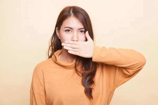 Young Asian woman close her mouth with hand. — Stock Photo, Image