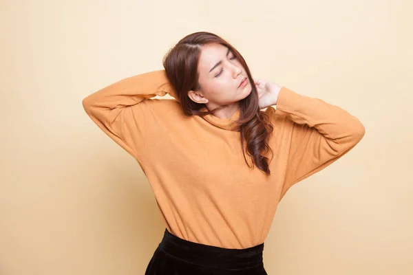 Sleepy joven asiático mujer bostezo . — Foto de Stock