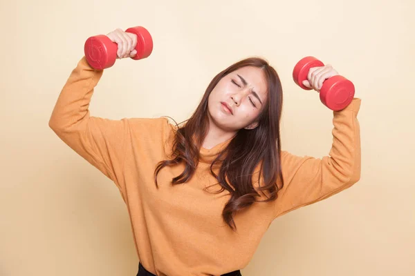 Esausto asiatico donna con manubri . — Foto Stock