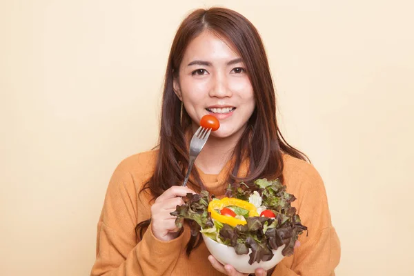 Friska asiatisk kvinna med sallad. — Stockfoto