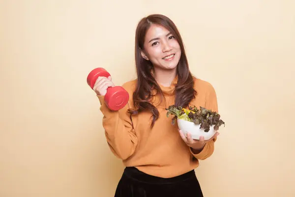 Mulher asiática saudável com halteres e salada . — Fotografia de Stock