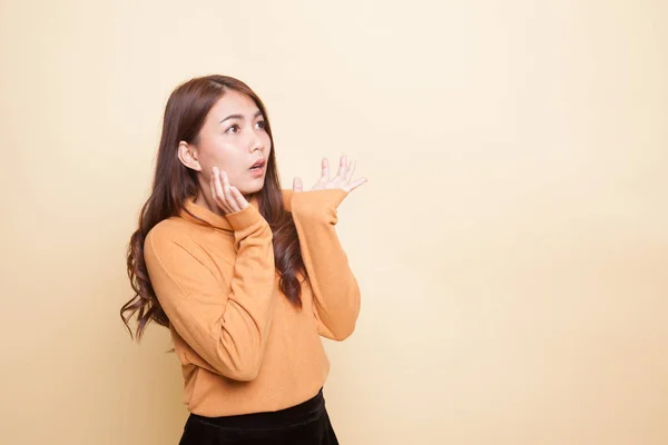 Beautiful young Asian woman shocked  and look up. — Stock Photo, Image