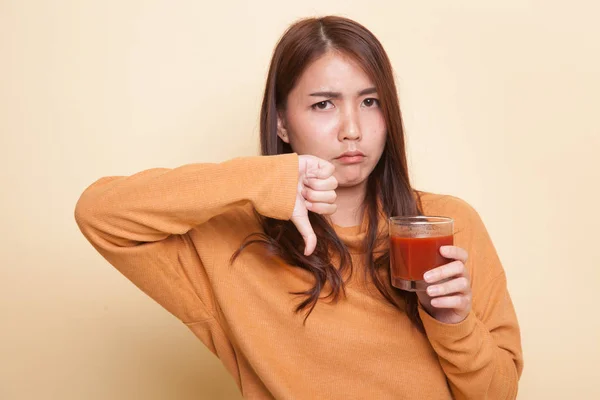 Ásia mulher polegares para baixo ódio tomate suco . — Fotografia de Stock