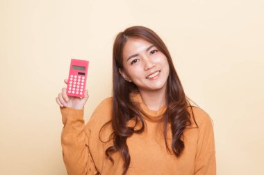 Asyalı kadın gülümseme ile hesap makinesi.