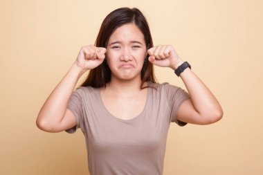 Genç Asyalı kadın üzgün ve cry.