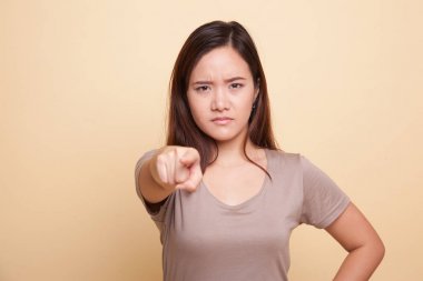 Genç Asyalı kadın kızgın ve kamera noktasına.