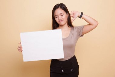 Genç Asyalı kadın göstermek başparmak aşağı beyaz boş işaretiyle.