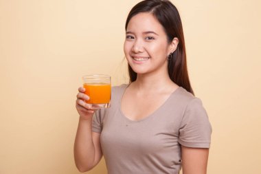 Genç Asyalı kadın içki portakal suyu.