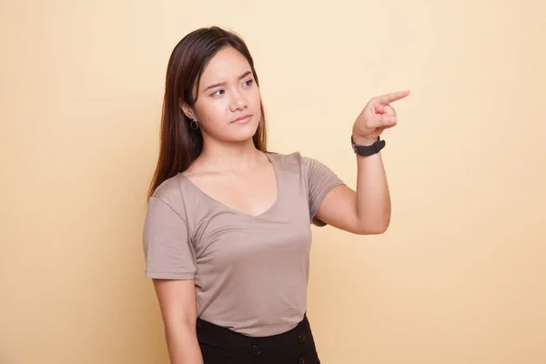 Aziatische vrouw aanraken van het scherm met de vinger. — Stockfoto