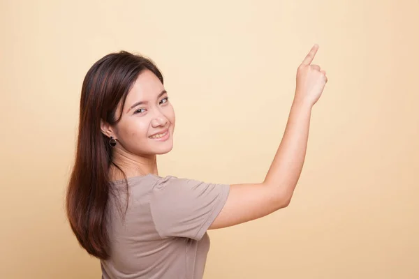 Costas da mulher asiática tocando a tela com o dedo . — Fotografia de Stock