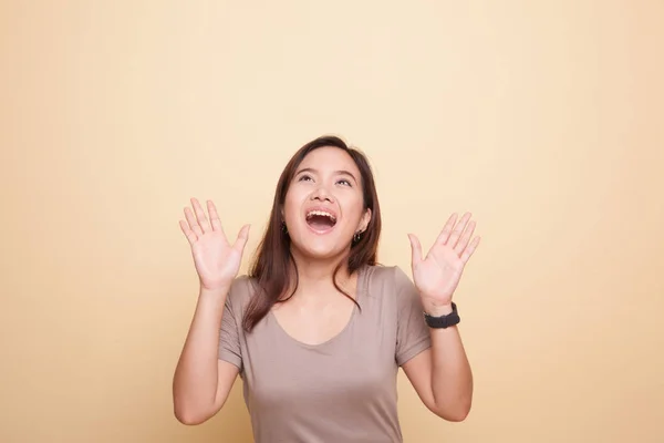 Enthousiast jonge Aziatische vrouw opzoeken. — Stockfoto