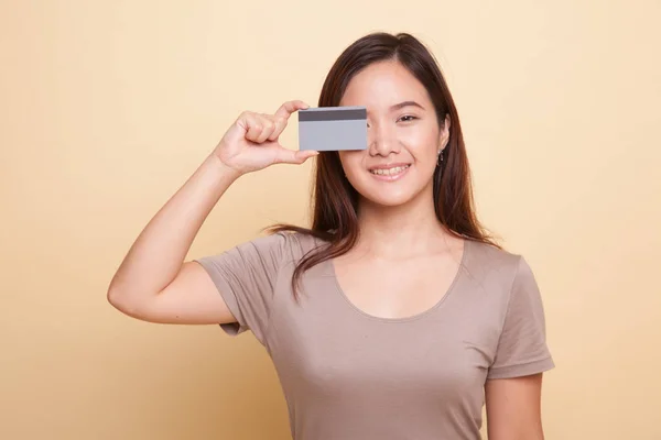 Jovem mulher asiática com cartão em branco sobre o olho . — Fotografia de Stock