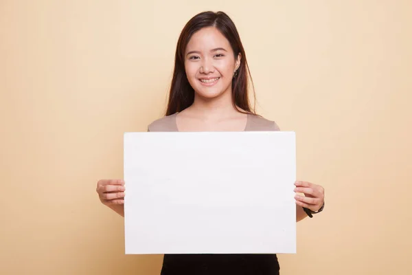 年轻的亚裔女子，和白色的空白符号. — 图库照片