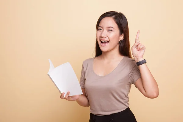 Junge asiatische Frau mit einem Buch haben eine Idee. — Stockfoto