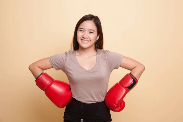 Joven mujer asiática con guantes de boxeo rojos . —  Fotos de Stock