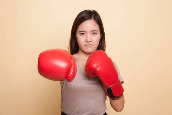 Joven mujer asiática con guantes de boxeo rojos . —  Fotos de Stock