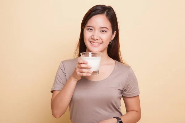 Gesunde asiatische Frau trinkt ein Glas Milch. — Stockfoto