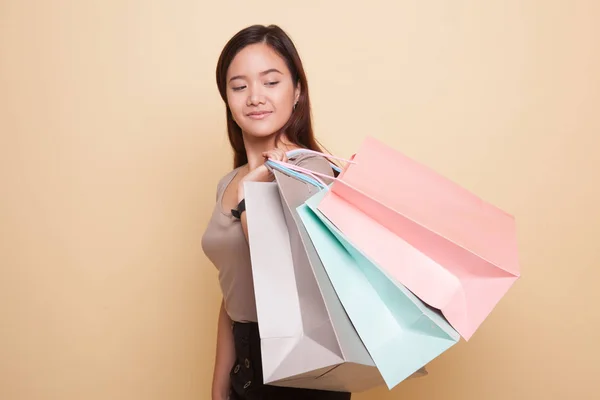 Jonge Aziatische vrouw tevreden boodschappentas. — Stockfoto