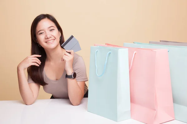 Fiatal ázsiai nő bevásárló táska, és az üres kártya. — Stock Fotó