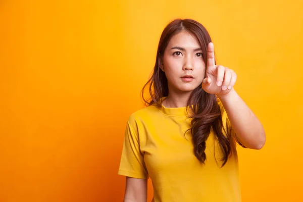 Aziatische vrouw aanraken van het scherm met de vinger. — Stockfoto