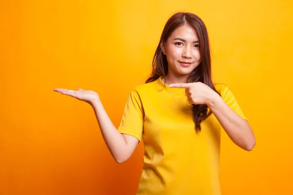 Mooie jonge Aziatische vrouw punt naar de palm van de hand. — Stockfoto