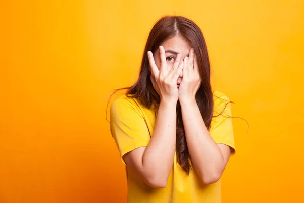 Beautiful young Asian woman peeking through fingers. — Stock Photo, Image