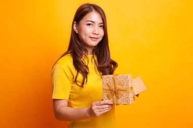 Genç Asyalı kadın açık bir altın hediye kutusu.