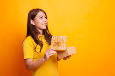 Genç Asyalı kadın açık bir hediye kutusu.