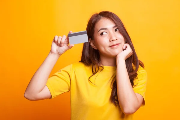 Gelukkig jonge Aziatische vrouw met een lege kaart. — Stockfoto