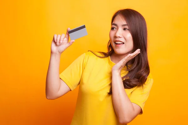 Jonge Aziatische vrouw blij met lege kaart. — Stockfoto