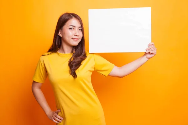 Jonge Aziatische vrouw met witte leeg bord. — Stockfoto