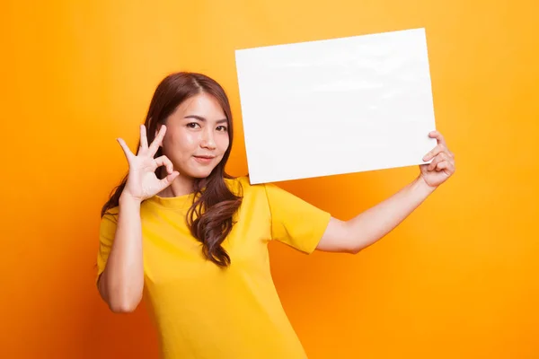 Młoda kobieta azjatyckich Pokaż Ok z biały znak puste. — Zdjęcie stockowe