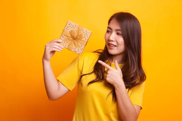 Mujer asiática joven con una caja de regalo . — Foto de Stock